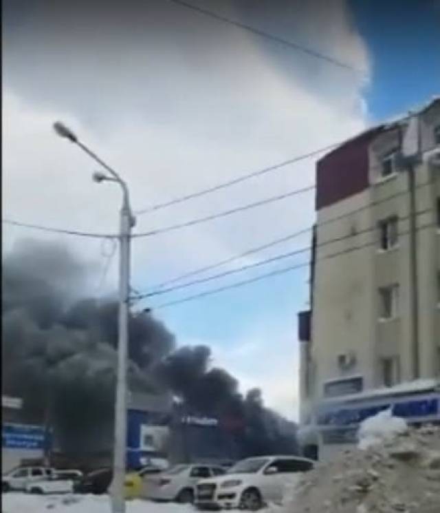 На России загорелся автоцентр площадью 1…
