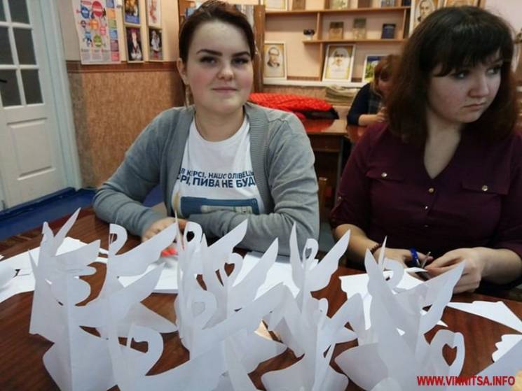 Юні вінничани вирізають паперових янголі…