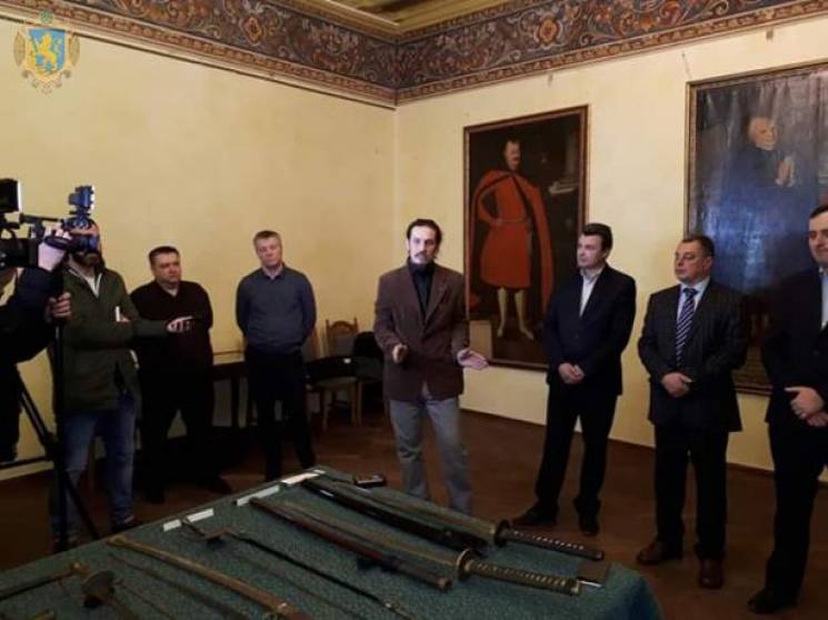 Львівські митники віддали зброю в музей…