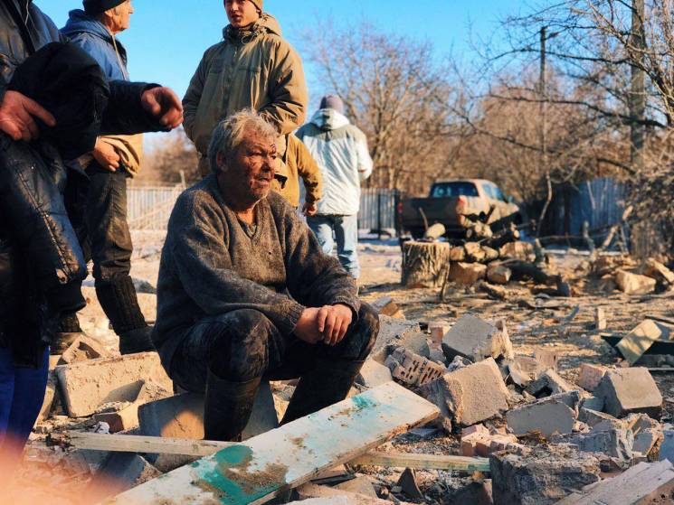 Наемники Путина разбомбили дом на Донбас…