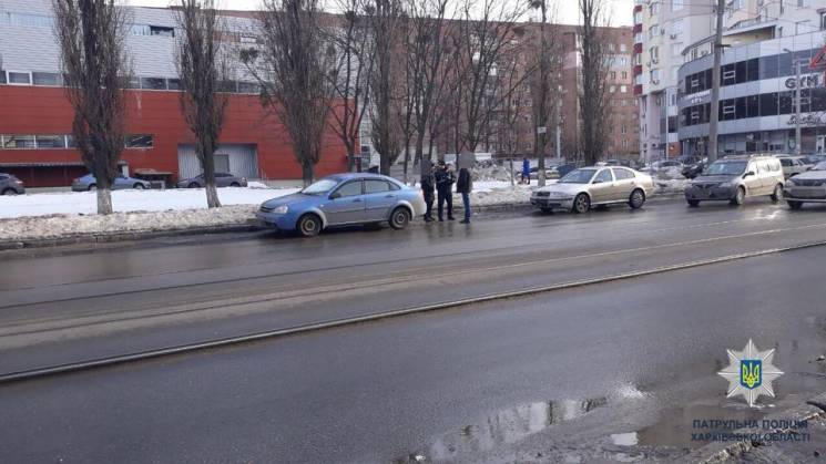 В Харькове дорогу не поделили две легков…