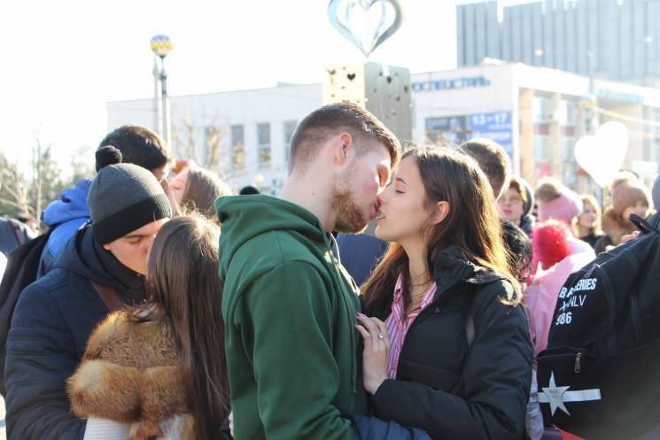 Чим жила Україна: Годинні поцілунки, баб…