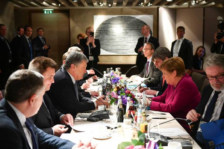 Порошенко в Мюнхене встретился с Меркель…