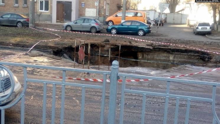 В Киеве прорвало водопровод и провалился…
