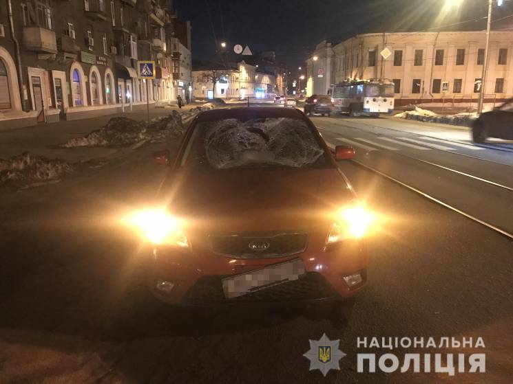 В Харькове водитель сбил парня и девушку…