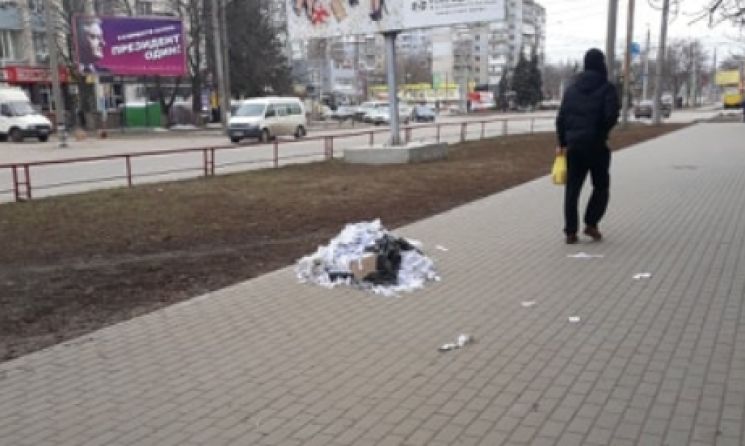 На тротуарі в центрі Кропивницького накл…