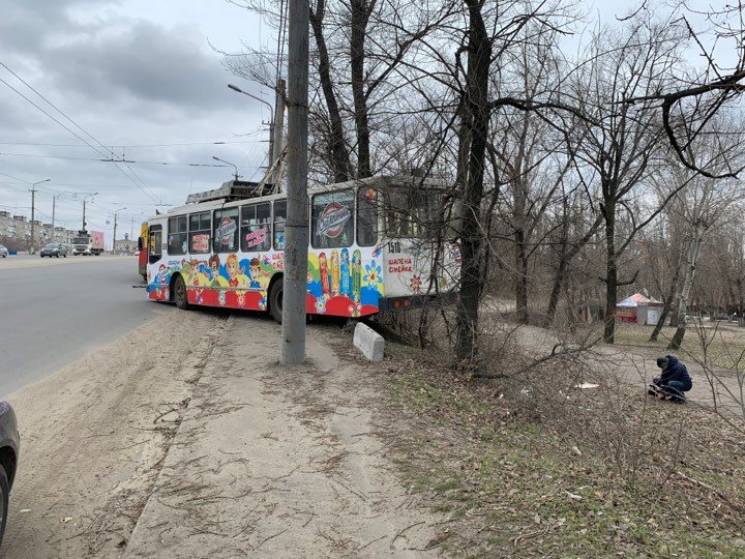 На центральному мості Дніпра тролейбус з…
