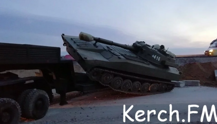 В Крыму военная техника оккупантов разда…