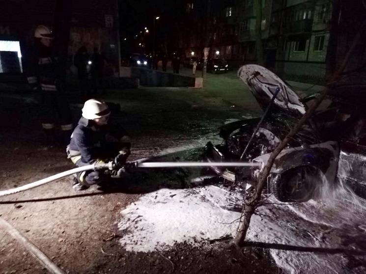 В центре Днипра сгорел автомобиль (ФОТО)…
