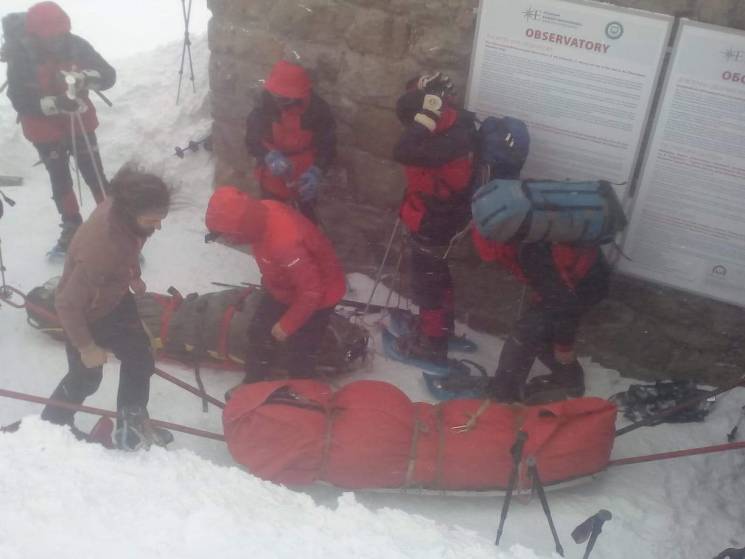 Тела двух замерзших лыжников спустили с…