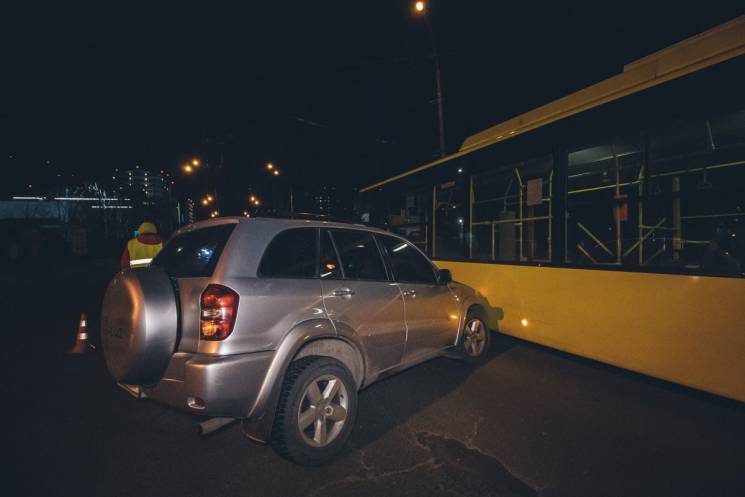 У Києві водій позашляховика через інсуль…
