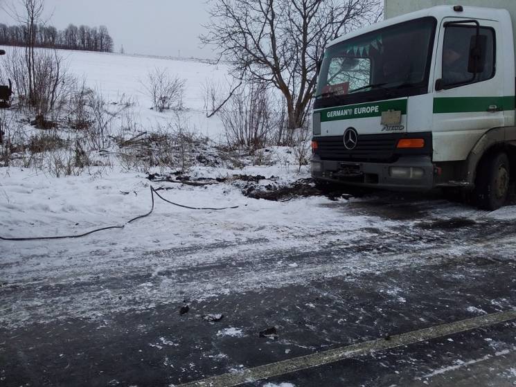 Негода на Одещині: Дві вантажівки з'їхал…