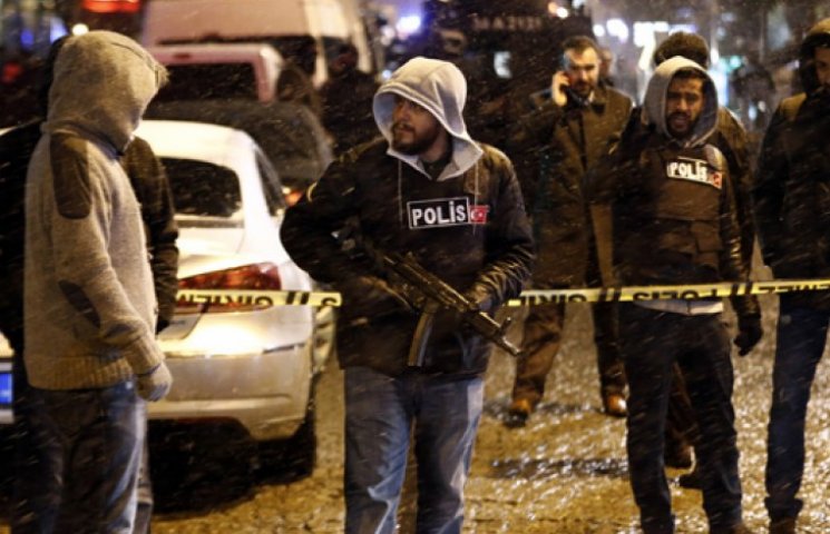 В Стамбуле смертница взорвала полицейски…