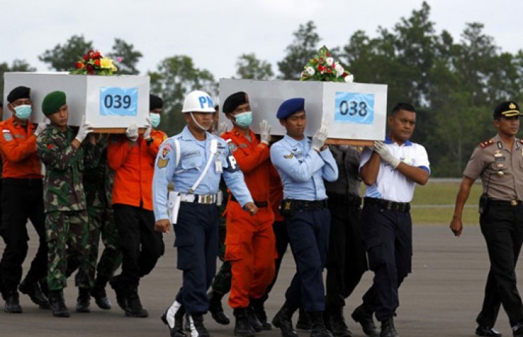 Семьи погибших в авиакатастрофе AirAsia…