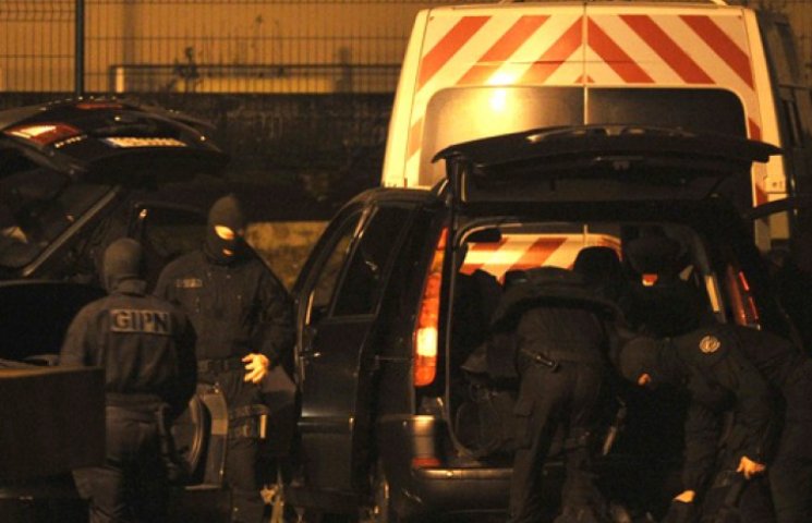 В Париже снова стрельба: ранен полицейск…