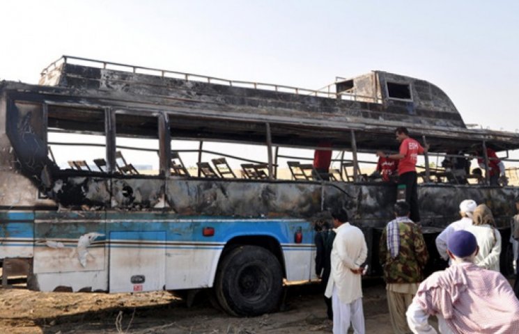 В Пакистане столкнулись бензовоз и автоб…