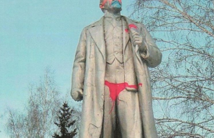 В Новосибирске Ленину «надели» розовые с…