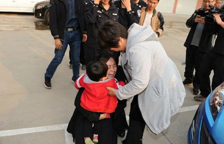 В Китае обнаружена «фабрика» детей на пр…
