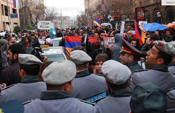 Тысячи армян требуют выдачи российского…