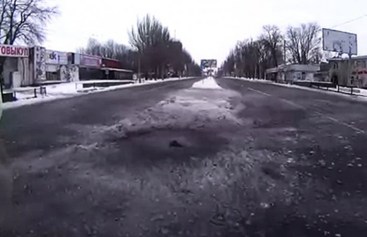 Опасная прогулка по проспекту в Донецке:…