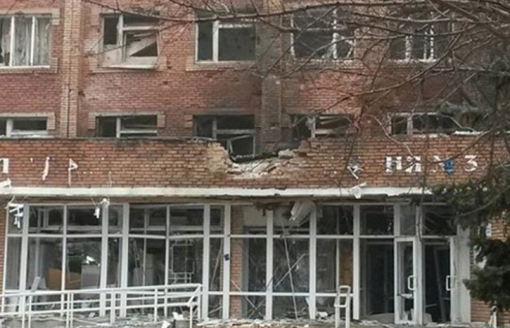 В Донецке снаряд влетел в детскую больни…