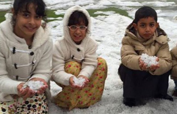 Жители ОАЭ хвастаются снегом посреди пус…