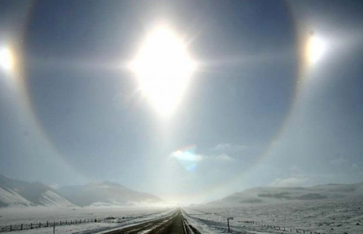 В небе над Монголией появилось три Солнц…