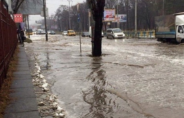 Проспект в Києві перетворився на стрімку…