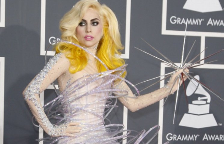 Леди Гага занимается йогой в стрингах…