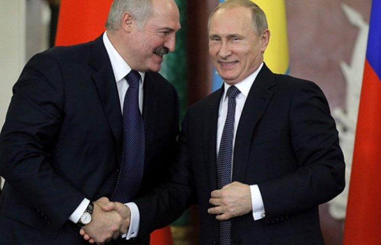 Лукашенко торгується з Путіним за ширмою…