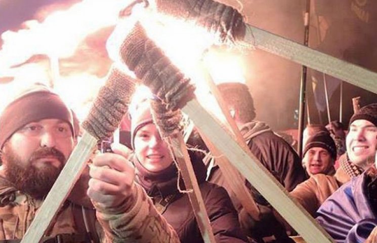 Националисты осветили Киев факелами в па…