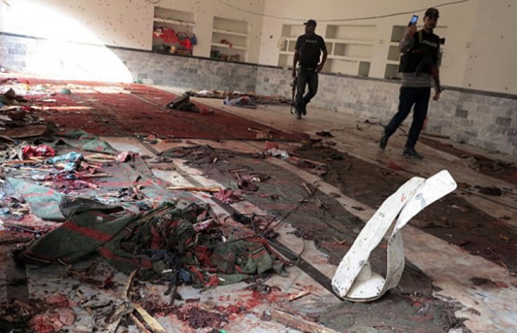 В Пакистане во время взрыва в мечети пог…