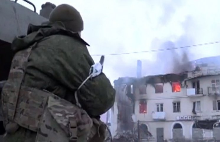 Відео вуличних боїв у Вуглегірську: вибу…