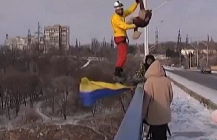 Десятки Дедов Морозов прыгали с 42-метро…