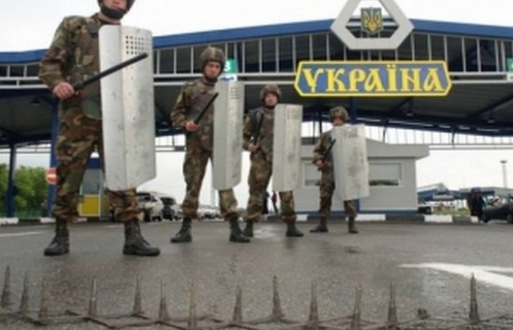 Вооруженные поляки штурмуют украинскую г…