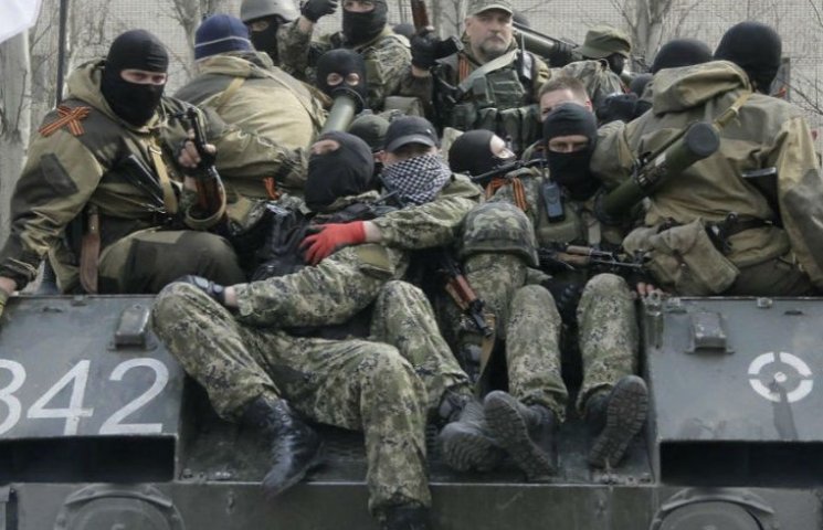 Путінські бойовики тікають зі збройних ф…
