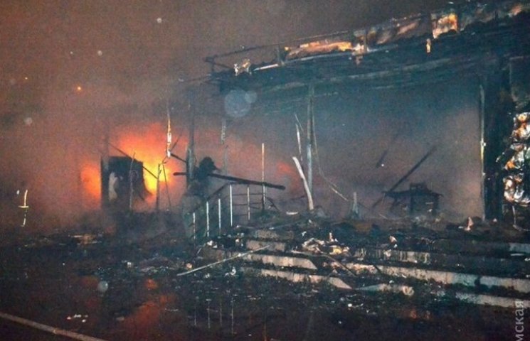 В Одесі згорів меблевий магазин…