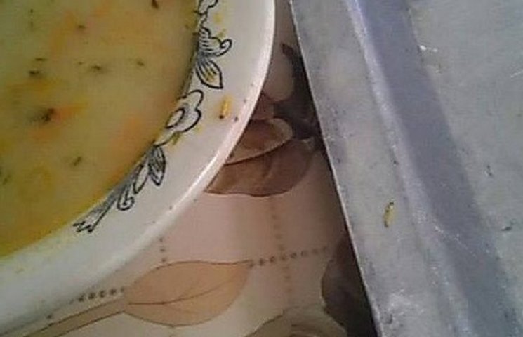 Вінницьких солдат годують супом з хробак…