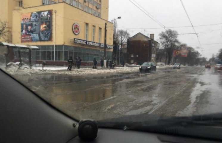 Співробітники МНС в Одесі скидають сніг…