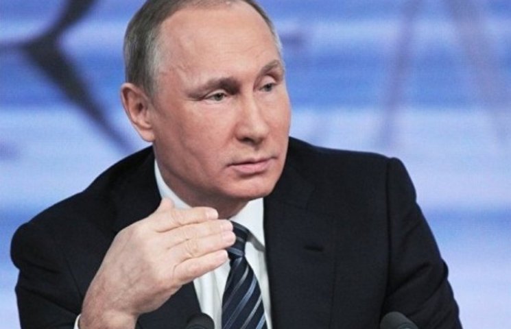На Росії Путіну купили одноразових капці…