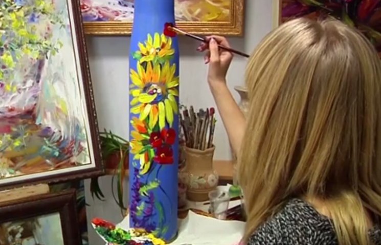 Полтавська художниця розмальовує квітами…