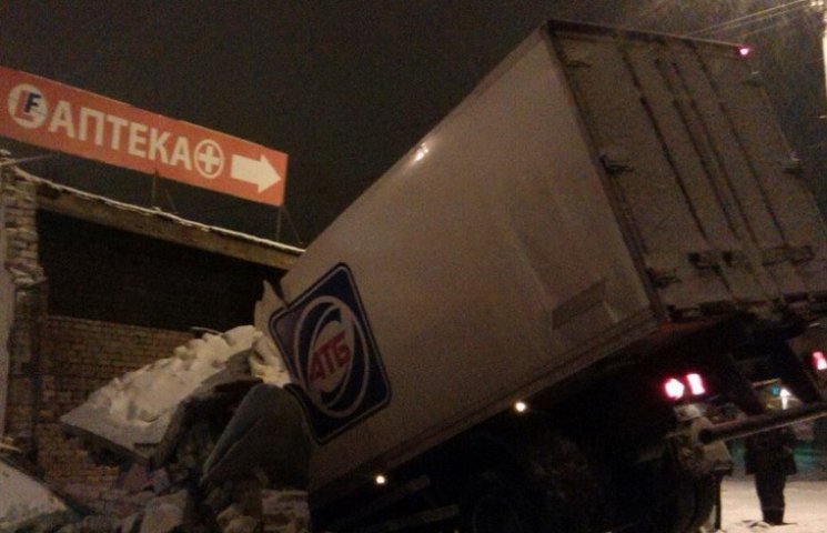 В Днепропетровске грузовик снес кирпичну…