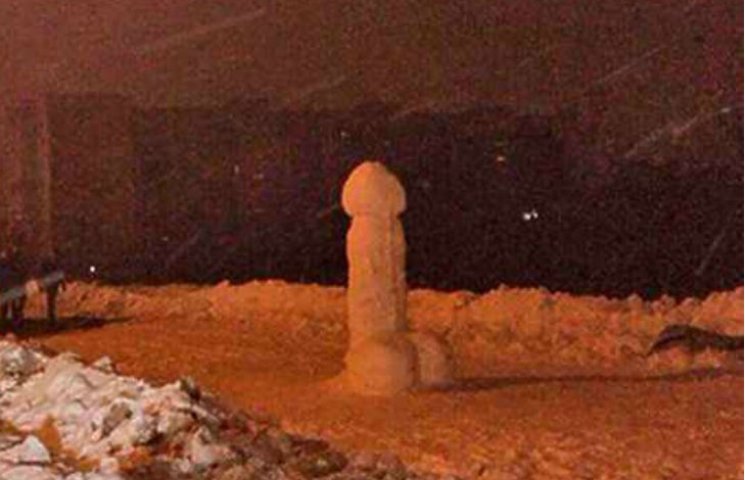 На России гигантский пенис из снега убил…