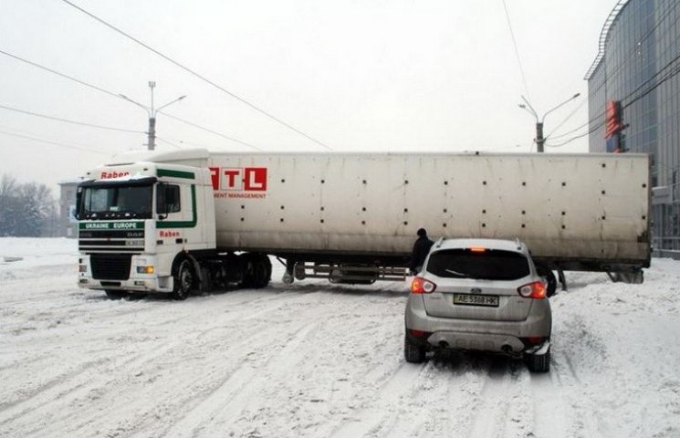 У центрі Дніпродзержинська нечищені доро…