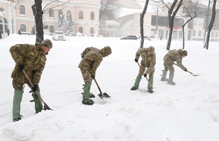 К борьбе со снежной стихией в Одесской о…