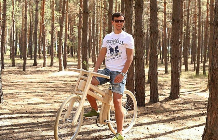Киянин майструє унікальні дерев’яні вело…