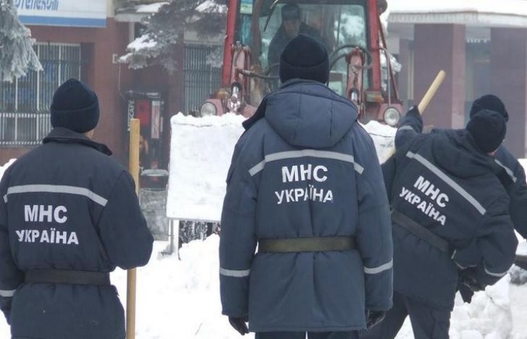 Снегопад в Одессе прекратился, но спасат…