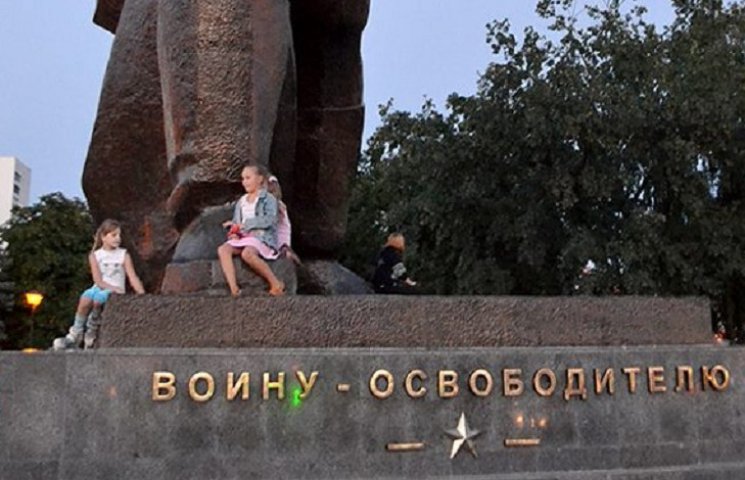 В Харькове неизвестные повредили монумен…
