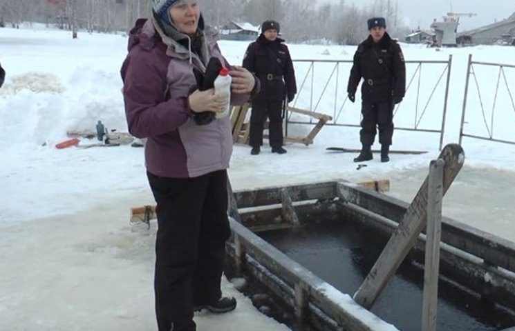 На России перед крещенским купанием озер…