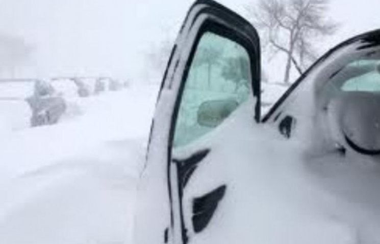 На Воловеччині через сніг машини стоять…